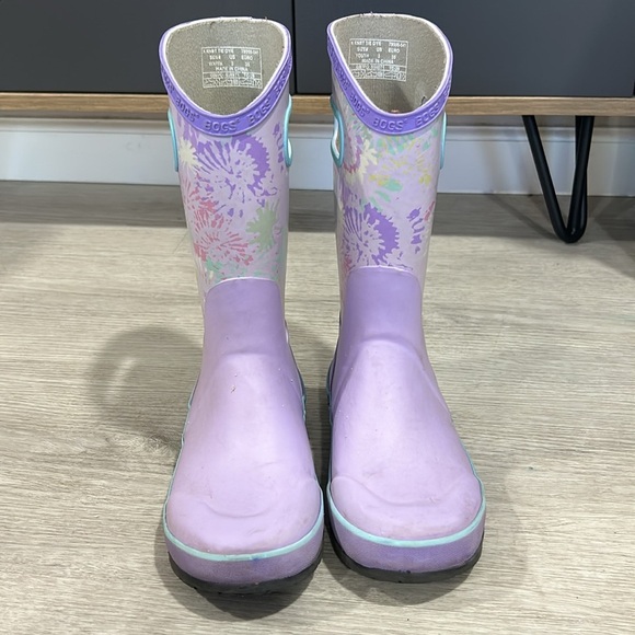Bogs tie dye splatter rain boots in purple 3Y - Picture 2 of 13
